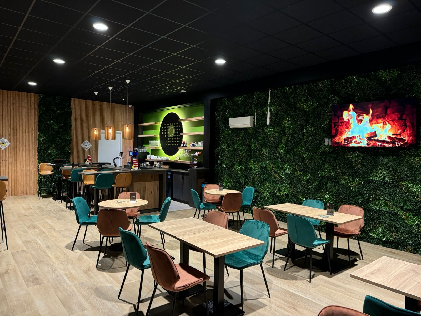 De gezellige kantine van Padelcentrum Bol met bar en groene zitplaatsen