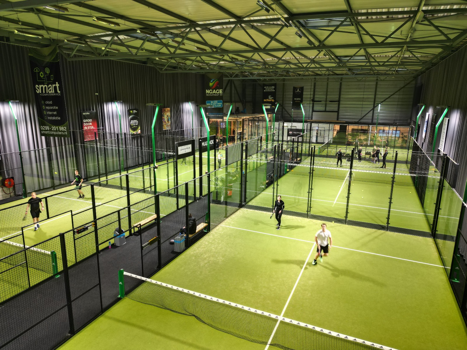 De indoor padelbanen van Padelcentrum Bol in Edam